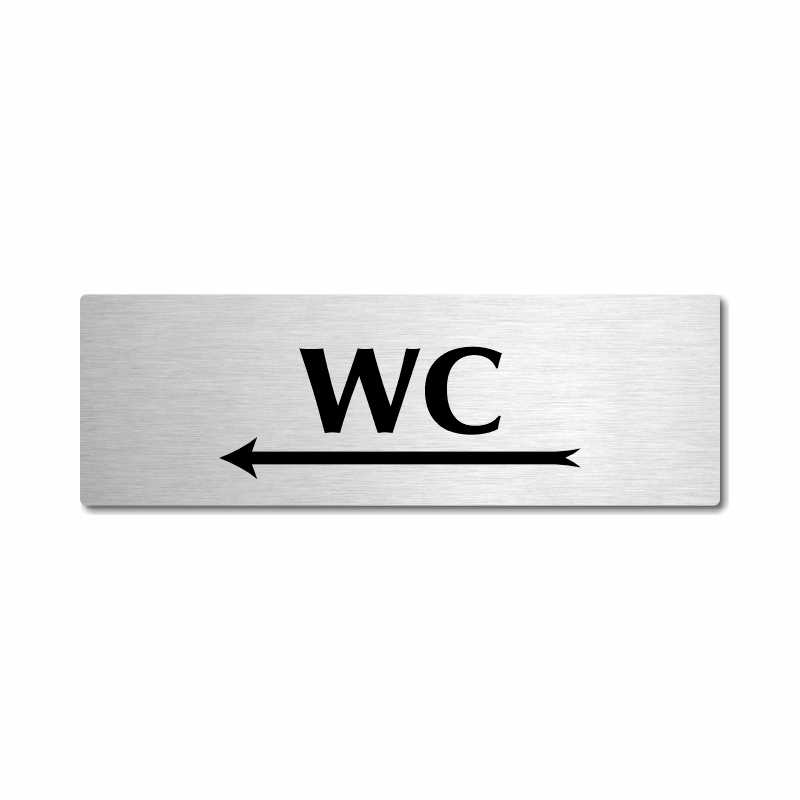 WC vlevo, stříbrná popiska na dveře